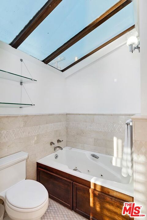 17 20th Avenue, Venice CA: https://media.crmls.org/mediaz/10c6d012-f2a0-4a2c-a1ad-4256395cb084.jpg