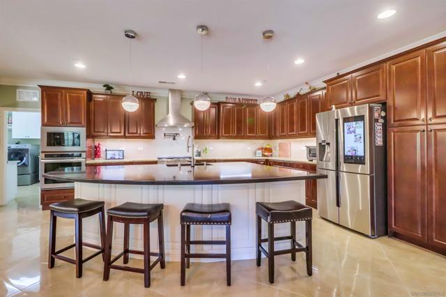 466 Agua Vista Dr, Chula Vista CA: https://media.crmls.org/mediaz/10c6f77a-79e4-4aa8-b273-3bc1f2820976.jpg