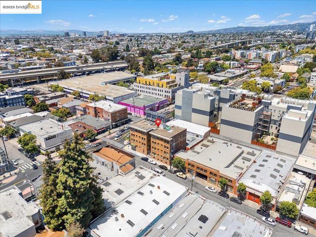 498 25th Street, Oakland CA: https://media.crmls.org/mediaz/10c77388-e451-4937-afc4-283e17721c1b.jpg