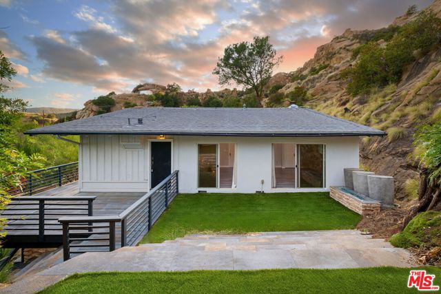 8657 Valley Flores Drive, West Hills CA: https://media.crmls.org/mediaz/10c7e05e-11ce-4344-82ac-4453fbb5c128.jpg