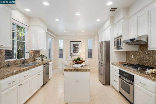 2258 S Donovan Way, San Ramon CA: https://media.crmls.org/mediaz/10c882ff-b042-4618-9319-30ec0e3ed1e4.jpg