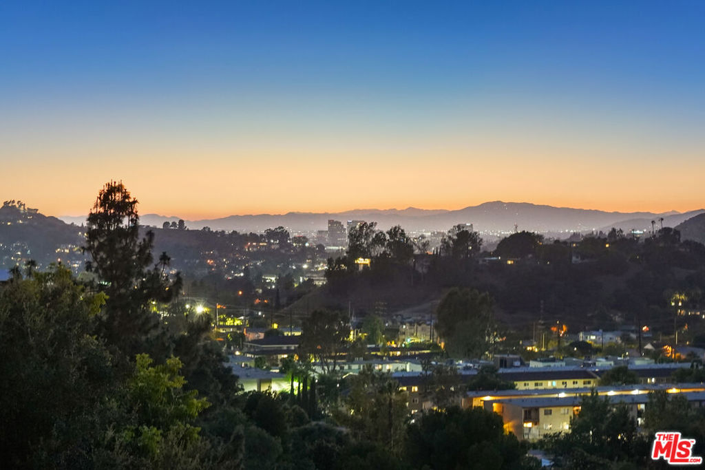 https://media.crmls.org/mediaz/10c89dfc-02ce-47b1-9def-bc0e1c759668.jpg?preset=X-Large