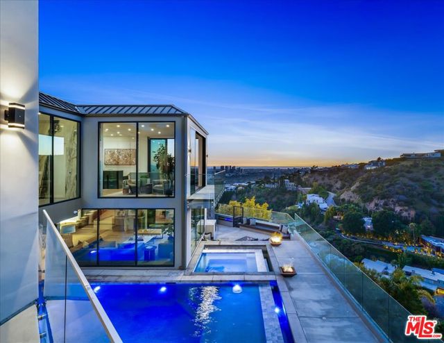 1565 Haslam Terrace, Los Angeles CA: https://media.crmls.org/mediaz/10c8ebed-af85-43aa-a4a9-faefe4f32e13.jpg