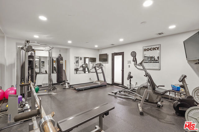 10926 Bluffside Drive, Studio City CA: https://media.crmls.org/mediaz/10c93ed4-85ef-4aef-b0a4-2b006697d178.jpg