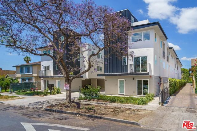 945 N Oxford Avenue, Los Angeles CA: https://media.crmls.org/mediaz/10c9f22a-b36b-45d9-a628-5cb0f20c17a2.jpg