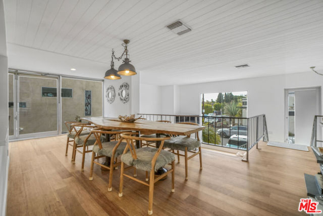657 Mildred Avenue, Venice CA: https://media.crmls.org/mediaz/10cb3630-d5b7-4726-9129-cf26413fec8e.jpg
