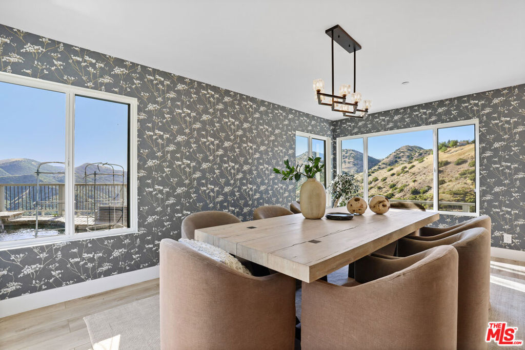 https://media.crmls.org/mediaz/10cd083e-8bce-4ce8-924e-2bb2183aa22a.jpg?preset=X-Large