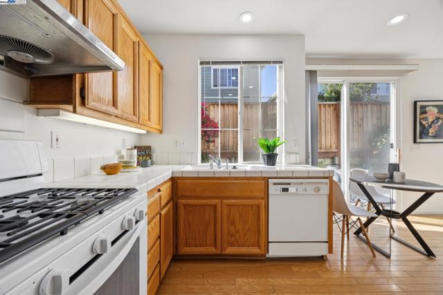 15 Mcdonnel Rd, Alameda CA: https://media.crmls.org/mediaz/10ced464-ad56-499a-bc10-0318471fb5c4.jpg