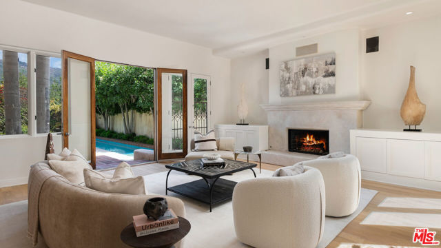 23349 Malibu Colony Road, Malibu CA: https://media.crmls.org/mediaz/10cedc88-65db-478c-a0cb-cfcb712bf271.jpg