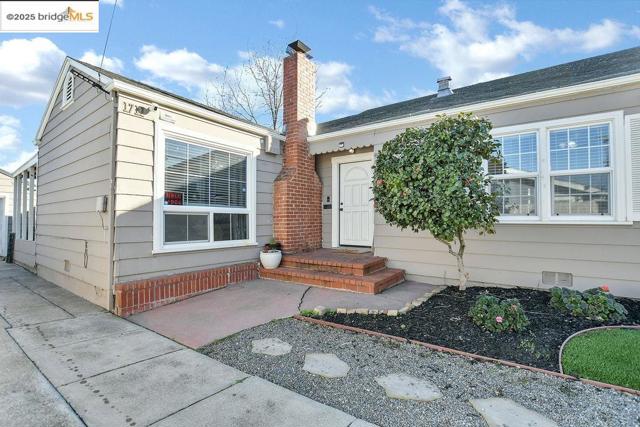 1711 D St, Antioch CA: https://media.crmls.org/mediaz/10cf7754-0f0b-4d97-b020-1687d86e7da4.jpg
