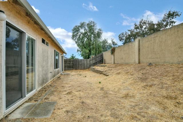 1218 Fetzer Ln, Oakley CA: https://media.crmls.org/mediaz/10cf7f69-3ce8-468a-9413-d4f3007141d9.jpg