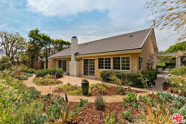 17181 Avenida De La Herradura, Pacific Palisades CA: https://media.crmls.org/mediaz/10cf8bf1-36b4-43f0-8c71-a4b0f3d40ceb.jpg