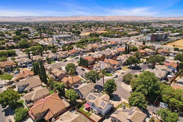 2610 Meadow Brook Lane, Tracy CA: https://media.crmls.org/mediaz/10d04a36-aee2-4214-9d31-c23ebc8b8102.jpg