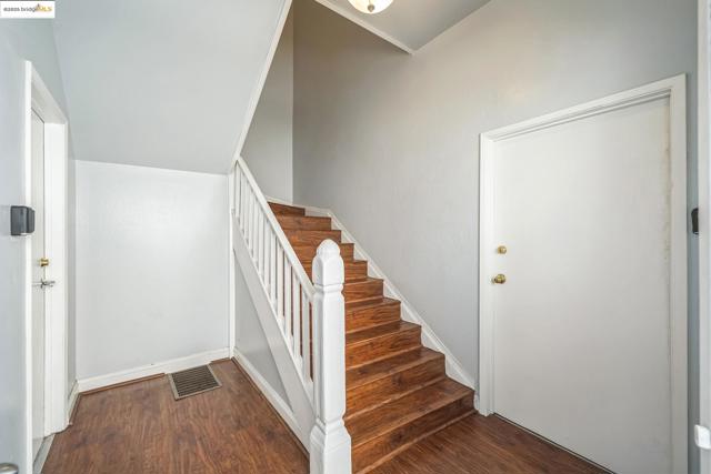 557 33Rd St, Oakland CA: https://media.crmls.org/mediaz/10d15f64-c0c5-4b70-96c2-11132908a985.jpg