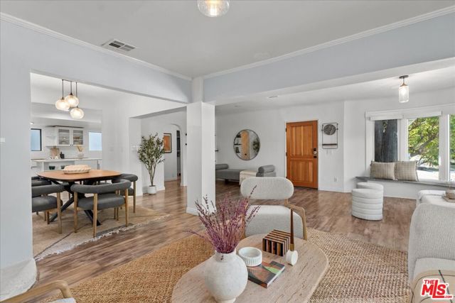 4104 Saugus Avenue, Sherman Oaks CA: https://media.crmls.org/mediaz/10d16188-50f5-4381-b650-ce8cf7e909aa.jpg