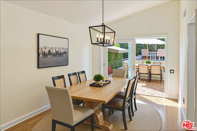 3735 Montuso Place, Encino CA: https://media.crmls.org/mediaz/10d1e5df-2e03-4ef4-a635-ada940ebacf8.jpg
