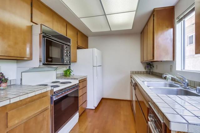 Detail Gallery Image 10 of 37 For 1762 Locust St #4,  San Diego,  CA 92106 - 2 Beds | 2/1 Baths