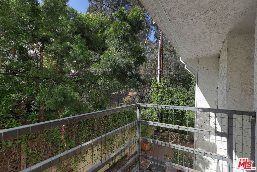 https://media.crmls.org/mediaz/10d29b1c-59ac-4886-8d26-d4030c1df237.jpg?preset=X-Large