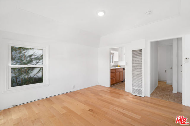 29 Brooks Avenue, Venice CA: https://media.crmls.org/mediaz/10d2ab2d-8c9d-4da6-9b3b-467611089359.jpg