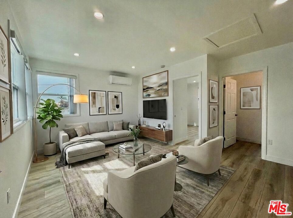 1/2 N Normandie Avenue