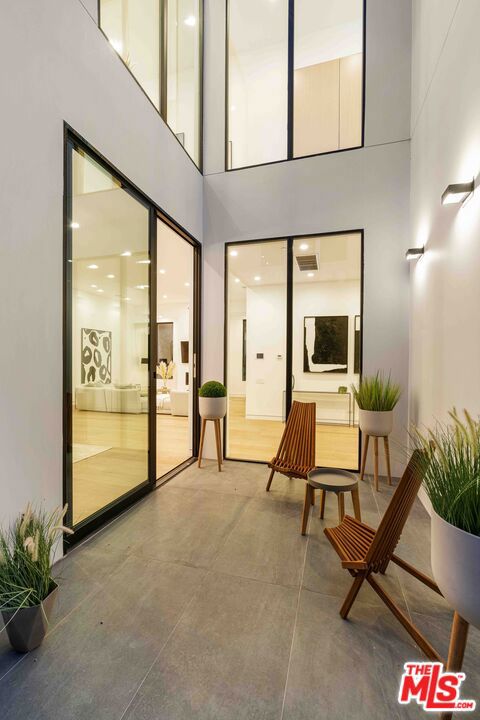 832 N Sierra Bonita Avenue, Los Angeles CA: https://media.crmls.org/mediaz/10d3fec1-9f50-46ae-9ece-0263e5ebe591.jpg