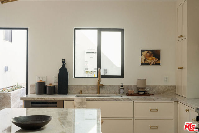 3923 Revere Avenue, Los Angeles CA: https://media.crmls.org/mediaz/10d4922c-815b-4839-9c50-72e6753212ef.jpg