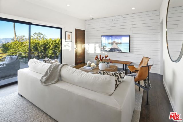 3838 Buena Park Drive, Studio City CA: https://media.crmls.org/mediaz/10d4e4a2-5f99-4a3b-8d90-5ed1812da137.jpg