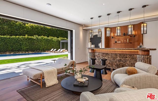 927 N Whittier Drive, Beverly Hills CA: https://media.crmls.org/mediaz/10d529c9-1612-40d5-afcc-7e9c853ef72d.jpg