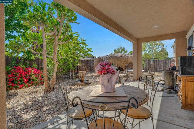 1030 Clear Lake Dr, Oakley CA: https://media.crmls.org/mediaz/10d56793-00e5-4cfe-a9f7-cfd8715112f3.jpg