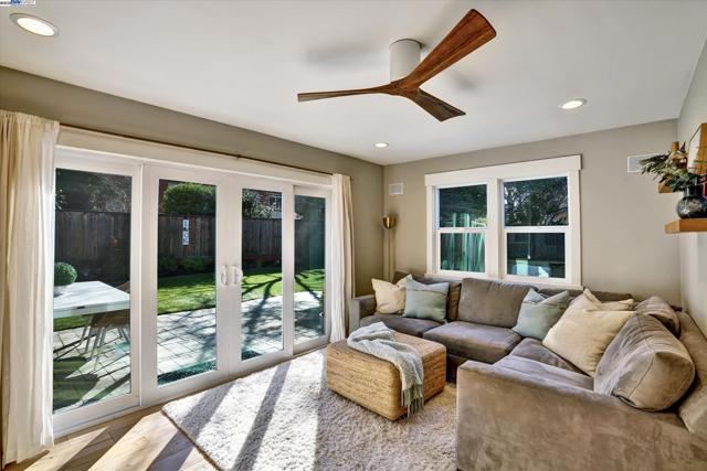 27 Serene Ct, Danville CA: https://media.crmls.org/mediaz/10d61b1a-dcd4-4bfc-b403-c388bbb1a396.jpg