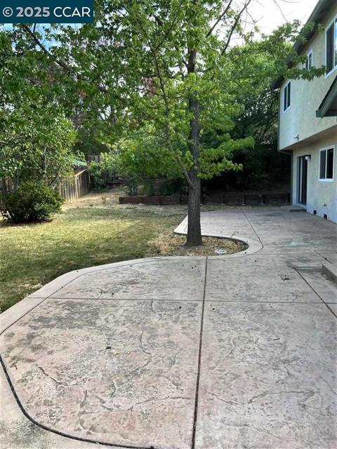 1166 Fair Weather Cir, Concord CA: https://media.crmls.org/mediaz/10d61cd8-33cc-45cf-9b49-d8e3603d4272.jpg