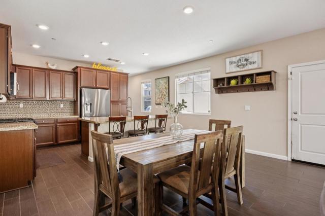 2521 Apricot Way, Gilroy CA: https://media.crmls.org/mediaz/10d72189-9157-4a2a-b9ad-1e03b20defb4.jpg