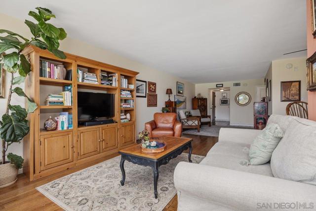 2564 Navarra Dr, Carlsbad CA: https://media.crmls.org/mediaz/10d78ace-d6bb-4409-b861-dc5660affdf9.jpg