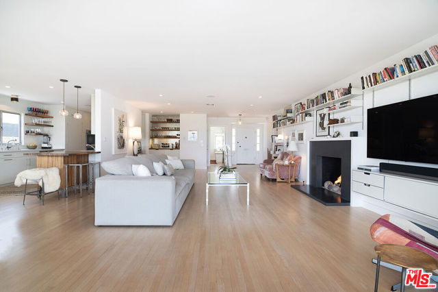 9353 Duxbury Road, Los Angeles CA: https://media.crmls.org/mediaz/10d84dcc-9307-4bac-9af0-2972a0c45753.jpg