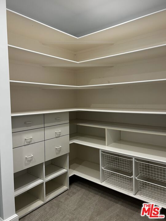 10515 Oaklawn Road, Los Angeles CA: https://media.crmls.org/mediaz/10d8b82f-9e67-414b-b292-a338f1a57ffb.jpg