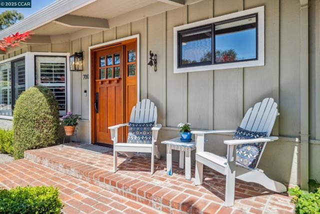 700 Golf Club Way, Pleasant Hill CA: https://media.crmls.org/mediaz/10d8e84e-d395-4cea-86c1-5a385e54b580.jpg