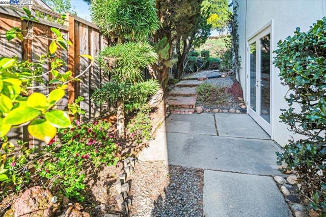 3554 Arcadian Ct, Castro Valley CA: https://media.crmls.org/mediaz/10d94368-7bd0-41ea-b36a-4c819bd8538d.jpg