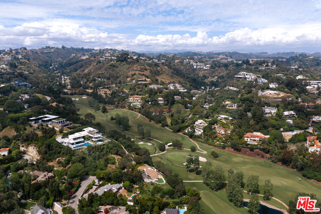 https://media.crmls.org/mediaz/10d9e4b6-800c-4156-ad5f-4cca46c91192.jpg?preset=X-Large