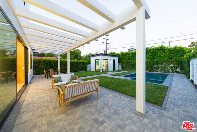 4532 Calhoun Avenue, Sherman Oaks CA: https://media.crmls.org/mediaz/10da6eb9-b8e4-4801-af36-d55c2e82973b.jpg