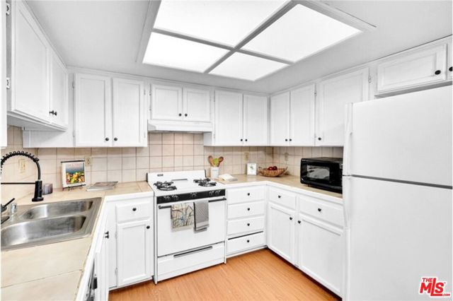 108 W Maple Street, Glendale CA: https://media.crmls.org/mediaz/10dabd99-1e6b-428d-a48d-2f7d4ae8d9c8.jpg