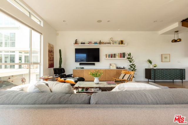 1201 N Las Palmas Avenue, Los Angeles CA: https://media.crmls.org/mediaz/10dacc4c-116e-47f8-aef7-ec9d55ab527e.jpg