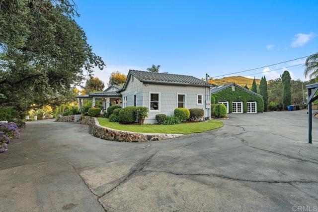 713 Quiet Hills Farm Road, Escondido CA: https://media.crmls.org/mediaz/10db8abb-fe7d-48b1-b72d-76cb4364d55c.jpg