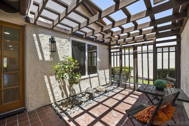17676 Corte Sobrado, San Diego CA: https://media.crmls.org/mediaz/10dbd026-6f67-41c7-aa9a-71e130a77c3d.jpg
