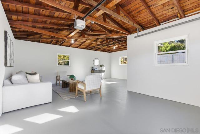 2039 Winnett St, San Diego CA: https://media.crmls.org/mediaz/10dc42c1-7425-43fd-a4ca-398d27d8c655.jpg