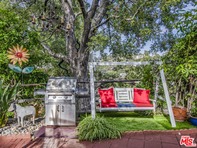 2882 Belden Drive, Los Angeles CA: https://media.crmls.org/mediaz/10de1eb5-10e5-4218-b185-2a62647ef2b4.jpg