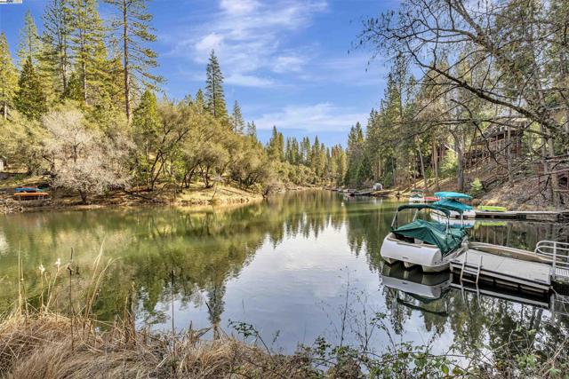 20244 Lower Skyridge Dr, Groveland CA: https://media.crmls.org/mediaz/10de98cc-ebd8-483a-bcf9-1cff14e9ba4b.jpg