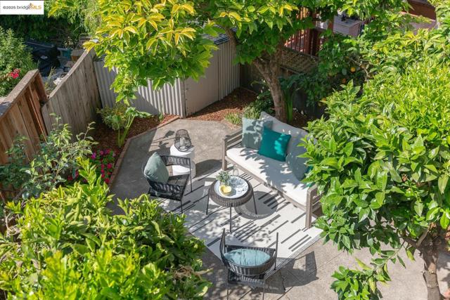 6753 Manor Crest, Oakland CA: https://media.crmls.org/mediaz/10de9d2e-3414-4420-b3f3-caef3fe9d46b.jpg