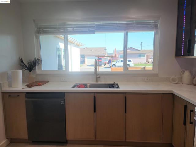 15373 Inverness St, San Leandro CA: https://media.crmls.org/mediaz/10dec903-e91c-4281-bed6-ef442492b941.jpg