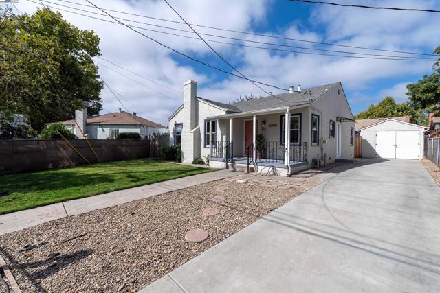 10906 Reposo Dr, Oakland CA: https://media.crmls.org/mediaz/10dfcbdf-2fd0-47b0-a603-46ea3c278d3f.jpg