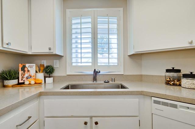 336 Shadow Run Drive, San Jose CA: https://media.crmls.org/mediaz/10e009d8-2dfd-4362-a2ee-08d3abf909fc.jpg